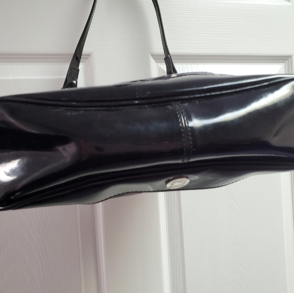 Vintage Liz Caliborne black and white flowered purse with magnetic closure - Picture 4 of 12